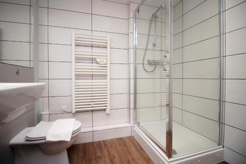 y baño con ducha, aseo y lavamanos. en Violet's Corner Luxury Apartment by StayStaycations en Swindon
