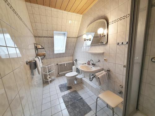 ザンクト・ペーター・オルディングにあるFriesenhain Ferienwohnungenの白いバスルーム(洗面台、トイレ付)