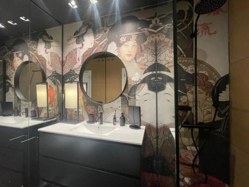 ein Badezimmer mit zwei Spiegeln und einem Waschbecken in der Unterkunft Luxury Family Beachfront Apartment in Las Palmas de Gran Canaria