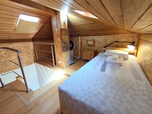 里斯本Room Dream Beato的一间卧室配有一张床和浴缸