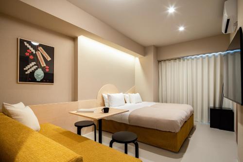 Habitación de hotel con cama y mesa en Section L Yushima-Ueno, en Tokio