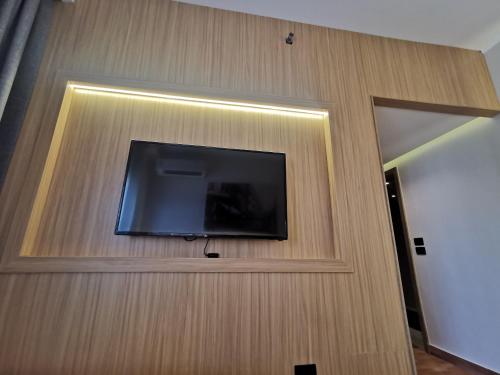 Μια τηλεόραση ή/και κέντρο ψυχαγωγίας στο Green Plaza Inn '''Business &Families Only'''