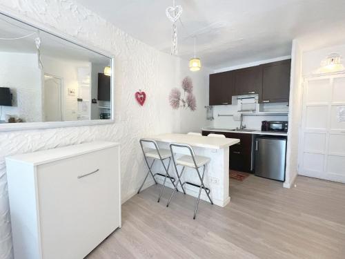 Kuchyň nebo kuchyňský kout v ubytování Apartamentos Formentera Cordula 5