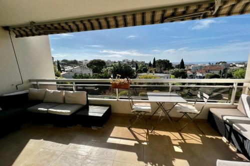 - un balcon avec un canapé et une table avec vue dans l'établissement Antibes Maeva sea view swimming pool air conditioning and parking, à Antibes