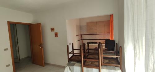a room with a kitchen with a table and chairs at Appartamento Vista Mare aA Briatico 15 Km Da Tropea Calabria in Briatico