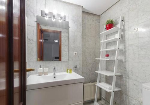 y baño con lavabo y espejo. en Cituspace Cuzco, en Madrid