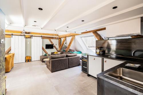 Authentic apartment in farmhouse near Amsterdam في Ilpendam: مطبخ وغرفة معيشة في منزل