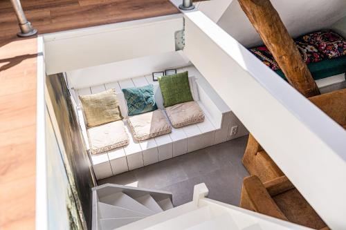 - une chambre avec des oreillers sur un banc dans une maison dans l'établissement Authentic apartment in farmhouse near Amsterdam, à Ilpendam