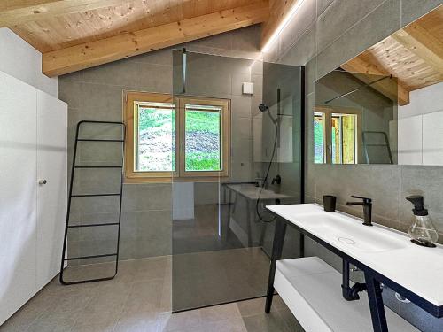 bagno con lavandino e specchio di Chalet Commaraf! - Swiss Alp 4 Vallees ad Agettes