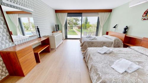 um quarto de hotel com duas camas e um espelho em Nirvana em L'Ampolla