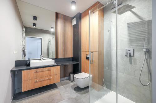 łazienka z toaletą, umywalką i prysznicem w obiekcie ApartMate- Perfect Apartment Oldtown Gdansk w Gdańsku