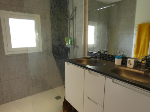 a bathroom with a sink and a shower at Villa Arcachon, 6 pièces, 8 personnes - FR-1-374-147 in Arcachon