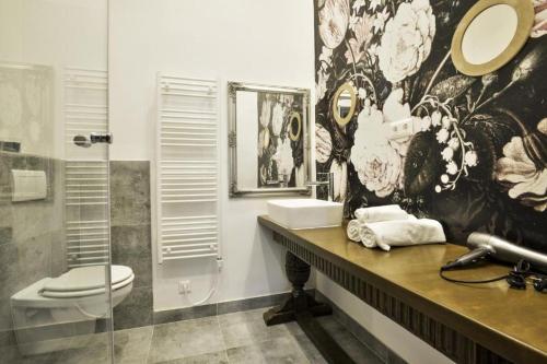 ブダペストにあるGolden Leaf Apartmentのバスルーム(トイレ、洗面台、シャワー付)