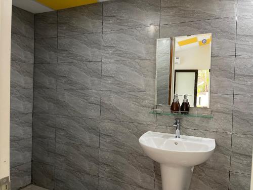 a bathroom with a sink and a mirror at Yên Homestay Đà Nẵng in Da Nang