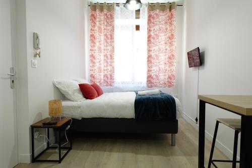 Postel nebo postele na pokoji v ubytování Au détour du Beffroi