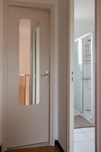 un couloir avec un miroir mural dans l'établissement Entre Monts et Vermeille, à Sorède