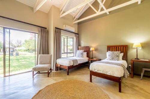 馬里蘭的住宿－Hamiltons Lodge & Restaurant，一间卧室设有两张床和窗户。