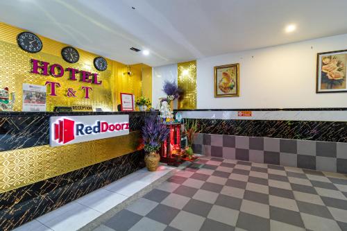 um átrio de hotel com uma porta vermelha e um piso xadrez em Thiem Thanh Hotel em Ho Chi Minh