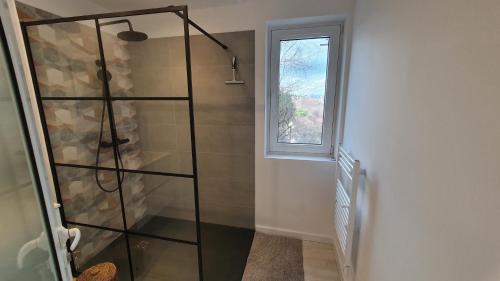 W łazience znajduje się przeszklony prysznic z oknem. w obiekcie I&K's apartment w mieście Sofia