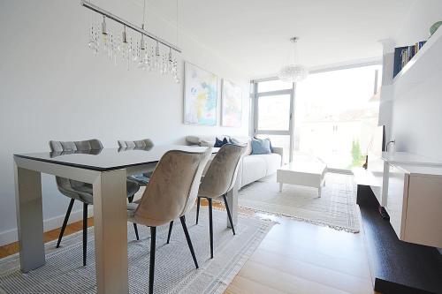 a kitchen and dining room with a table and chairs at GALIHOST - Apartamento frente al mar en Cambados in Cambados