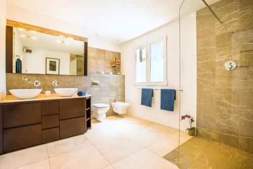 Koupelna v ubytování Casa Pura - Luxuriöses Ferienhaus mit Meerblick