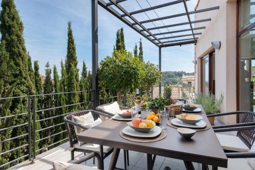 a table on the balcony of a house at Can Vicens -Mancor- in Mancor del Valle