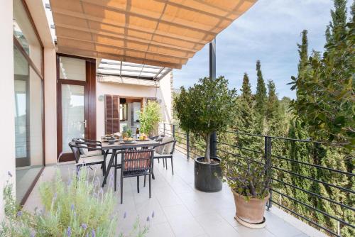 a patio with a table and chairs on a balcony at Can Vicens -Mancor- in Mancor del Valle