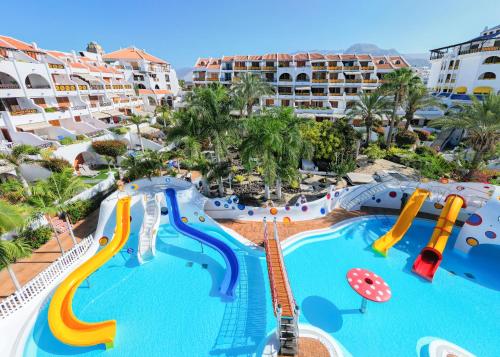 ein Bild des Pools in einem Resort in der Unterkunft Parque Santiago III Official in Playa de las Americas