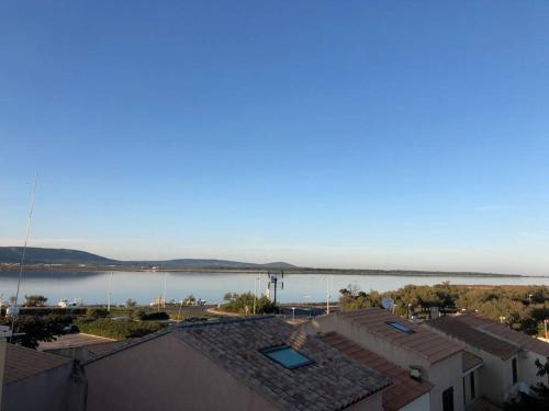vista di una cassa d'acqua da un edificio di Frontignan plage vue mer et étang a Frontignan