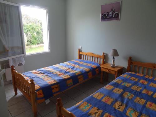 une chambre avec deux lits et une fenêtre dans l'établissement Villa Calme avec Jardin, Proche Plage et Commerces, Animaux Acceptés sur Demande - FR-1-476-118, à La Faute-sur-Mer