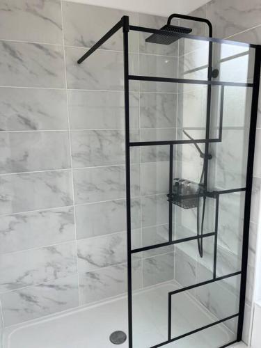 a shower with a glass shelf in a bathroom at La Parenthèse Andelysienne in Les Andelys