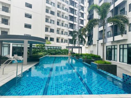 una piscina en medio de un edificio en Condotel Vibe at Spring Residences near Airport, en Manila