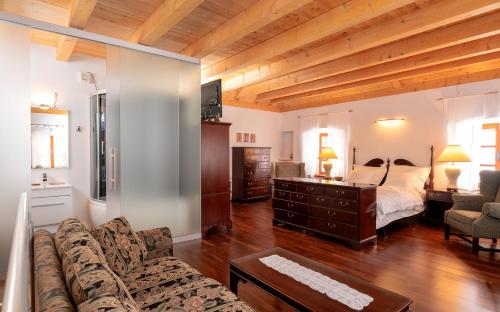斯塔里格勒的住宿－Holiday Home Lavendula，带沙发的客厅和卧室
