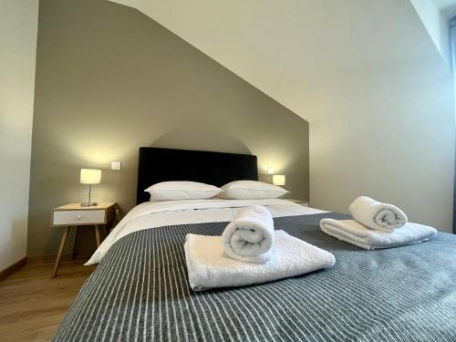 1 dormitorio con 1 cama con toallas en Maison moderne climatisée - DABNB en Limoges