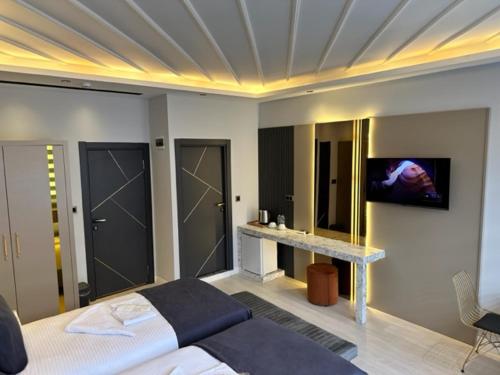ein Schlafzimmer mit einem Bett und einem TV an der Wand in der Unterkunft well house in Istanbul