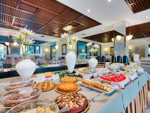 a buffet with many different types of food on a table at Parc Hotel Gritti in Bardolino