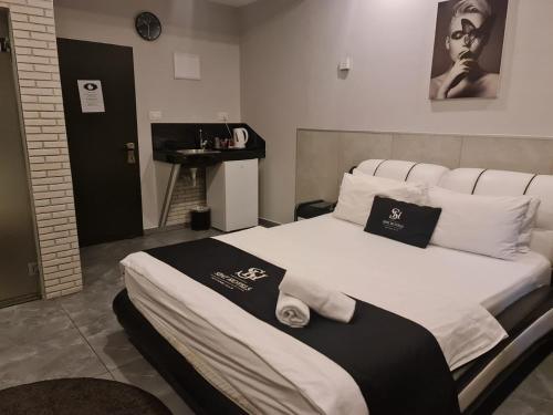 1 dormitorio con 1 cama con toallas en אשדוד מול הים en Ashdod