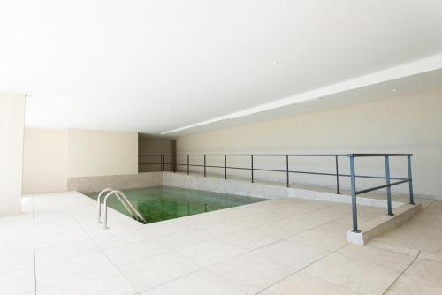 eine Wasserpfütze in einem Raum mit Fliesenboden in der Unterkunft Olydea Beausoleil in Beausoleil