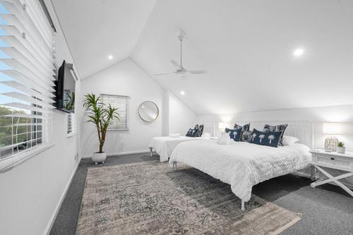 Duas camas num quarto com paredes brancas em Ocean View Villa, 2 bedroom em Mandurah