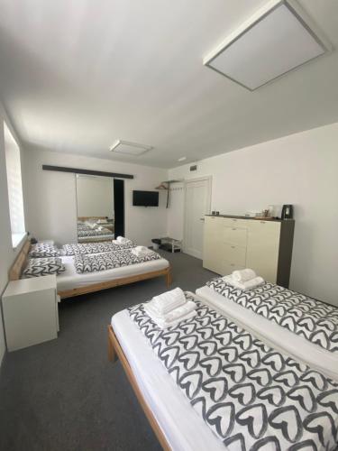 Zimmer mit 3 Betten in einem Zimmer in der Unterkunft Penzion Puk 