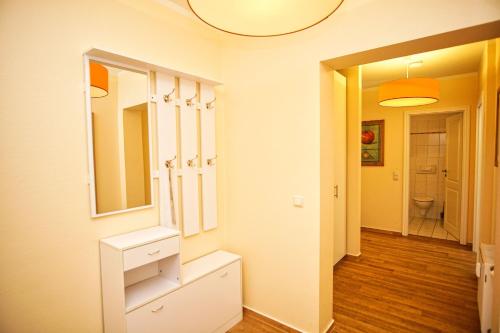 ein Badezimmer mit Waschbecken und Spiegel in der Unterkunft strandnah, Balkon, AHOI Erlebnisbad gratis in Sellin - Strandresidenz Brandenburg FeWo 14 in Göhren