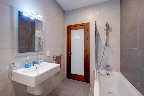La salle de bains est pourvue d'un lavabo, de toilettes et d'une douche. dans l'établissement Modern Apartment steps from Balluta Bay, à Sliema