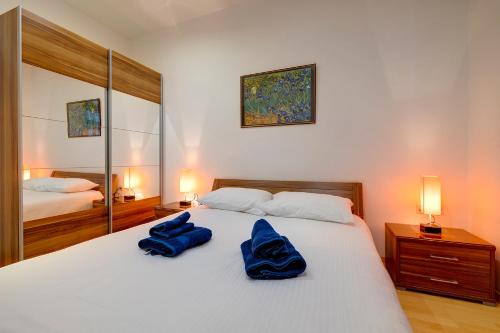 - une chambre avec un lit doté de 2 oreillers bleus dans l'établissement Unbeatable Location Valletta and Harbour views, à Sliema