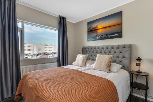 una camera con un letto e una grande finestra di Snorrabraut Apartments By Alva a Reykjavik