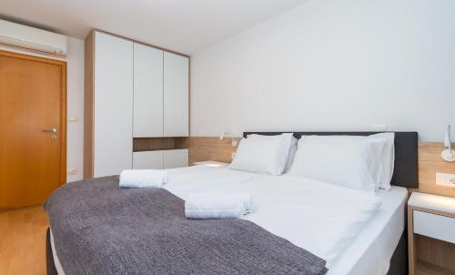 Postel nebo postele na pokoji v ubytování Superior Family Apartment Loti