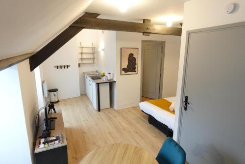 a small room with a bed and a desk at Studio - Centre - Fac de Science in Lens