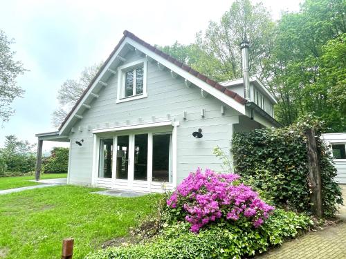 Κήπος έξω από το KempenLodge, luxe boshuis voor 8 pers, in Brabantse natuur