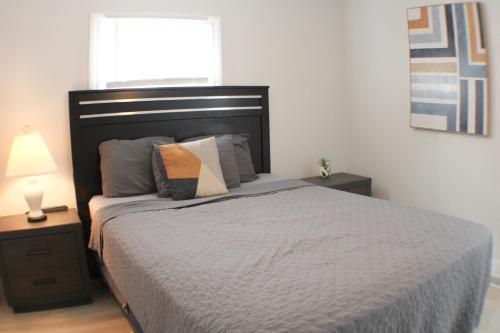 Ένα ή περισσότερα κρεβάτια σε δωμάτιο στο 3 BR Southside Pad - Sleeps 8 - Amazing Location