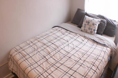 Ένα ή περισσότερα κρεβάτια σε δωμάτιο στο 3 BR Southside Pad - Sleeps 8 - Amazing Location