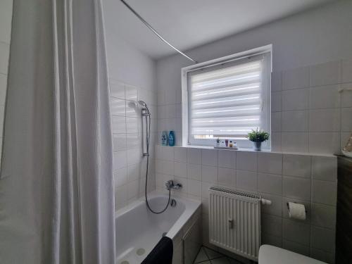 Das Bad ist mit einer Dusche und einer Badewanne ausgestattet. in der Unterkunft Leipzig Residenz Goethe Apartment mit 2 Dachterrassen in Leipzig